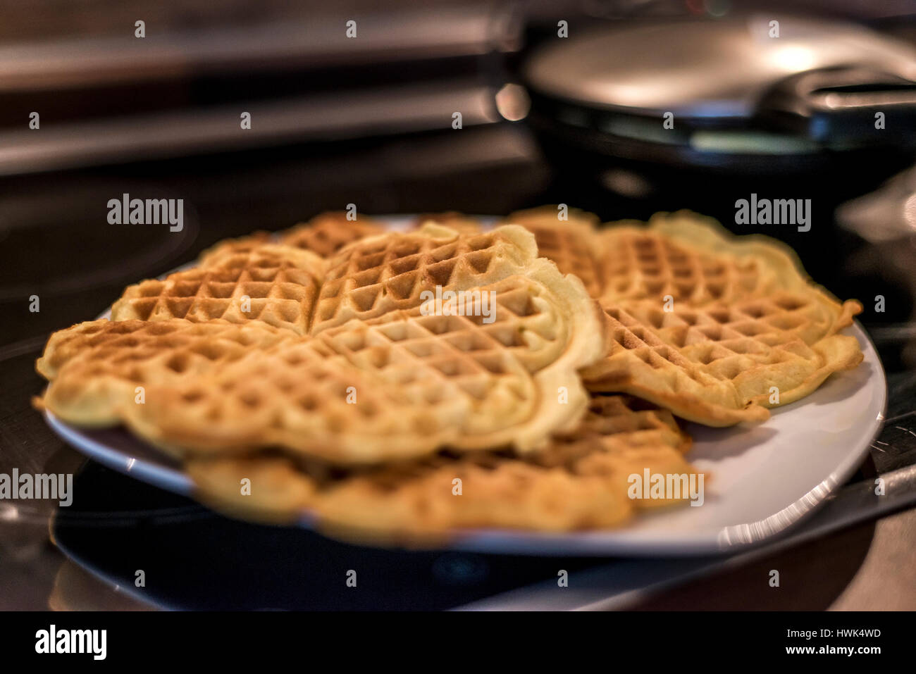 Hausgemachte Waffeln werden in einem Waffeleisen zubereitet. Stockfoto