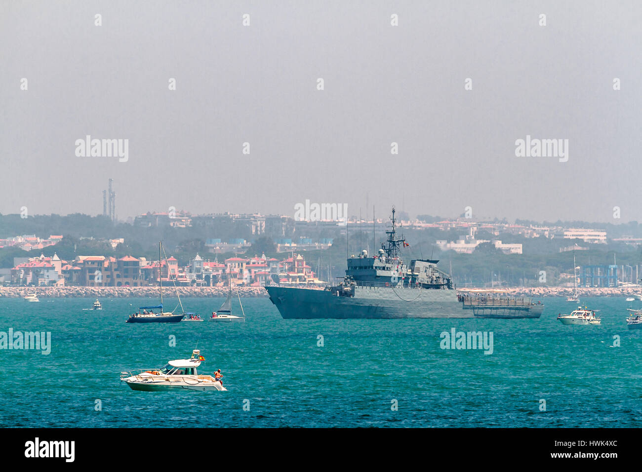 CADIZ, Spanien - 29 JUL: Spanisch Patrouillenboot P-73 Vigia eskortieren die Segelschiffe der Großsegler Rennen 2012 am 29. Juli 2012, in Cadiz, Spanien Stockfoto