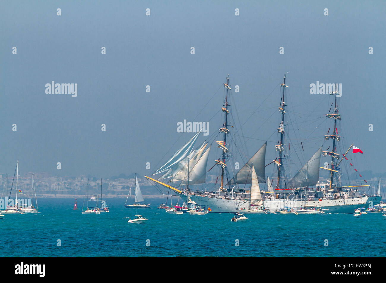 CADIZ, Spanien - 29 JUL: Polnische Marine Schiff, Rennen Dar Mlodziezy setzen Segel auf dem Großsegler 2012 am 29. Juli 2012, in Cadiz, Spanien Stockfoto