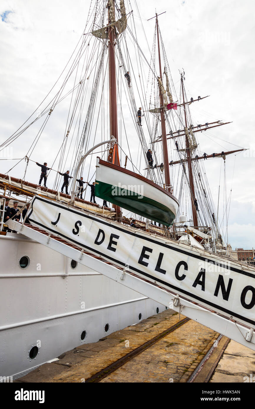 CADIZ, Spanien - APR 01: Spanische Marine Training, Juan Sebastian de Elcano über zu setzen Segel auf der 83. Kreuzfahrtschiff des Unterrichts mit 69 midshipmen Stockfoto