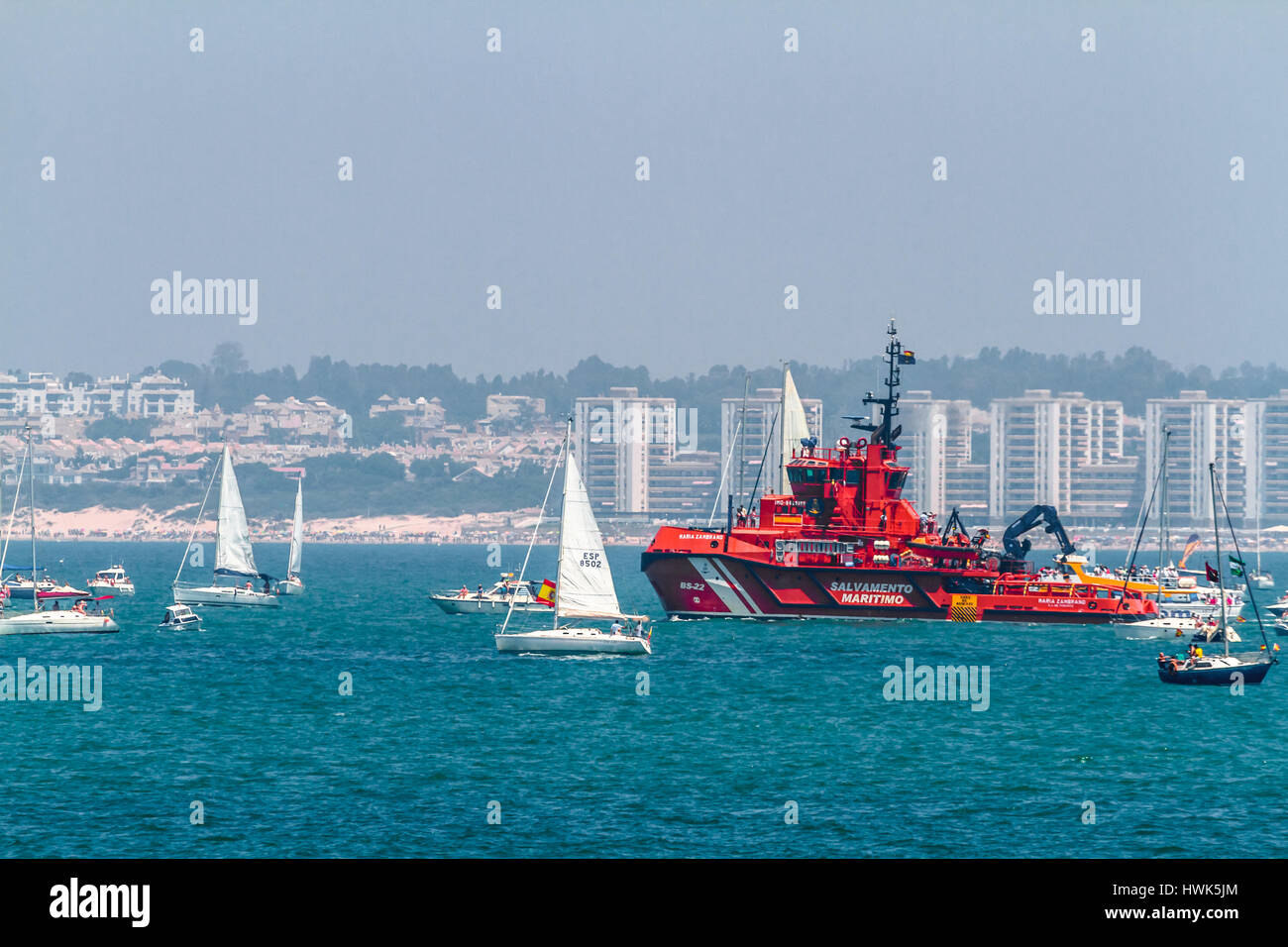 CADIZ, Spanien - 29 JUL: Spanisch Maritime Rettungsschiff Schiffe Maria Zambrano eskortieren das Segeln der Großsegler Rennen 2012 am 29. Juli 2012, in Cadiz Stockfoto