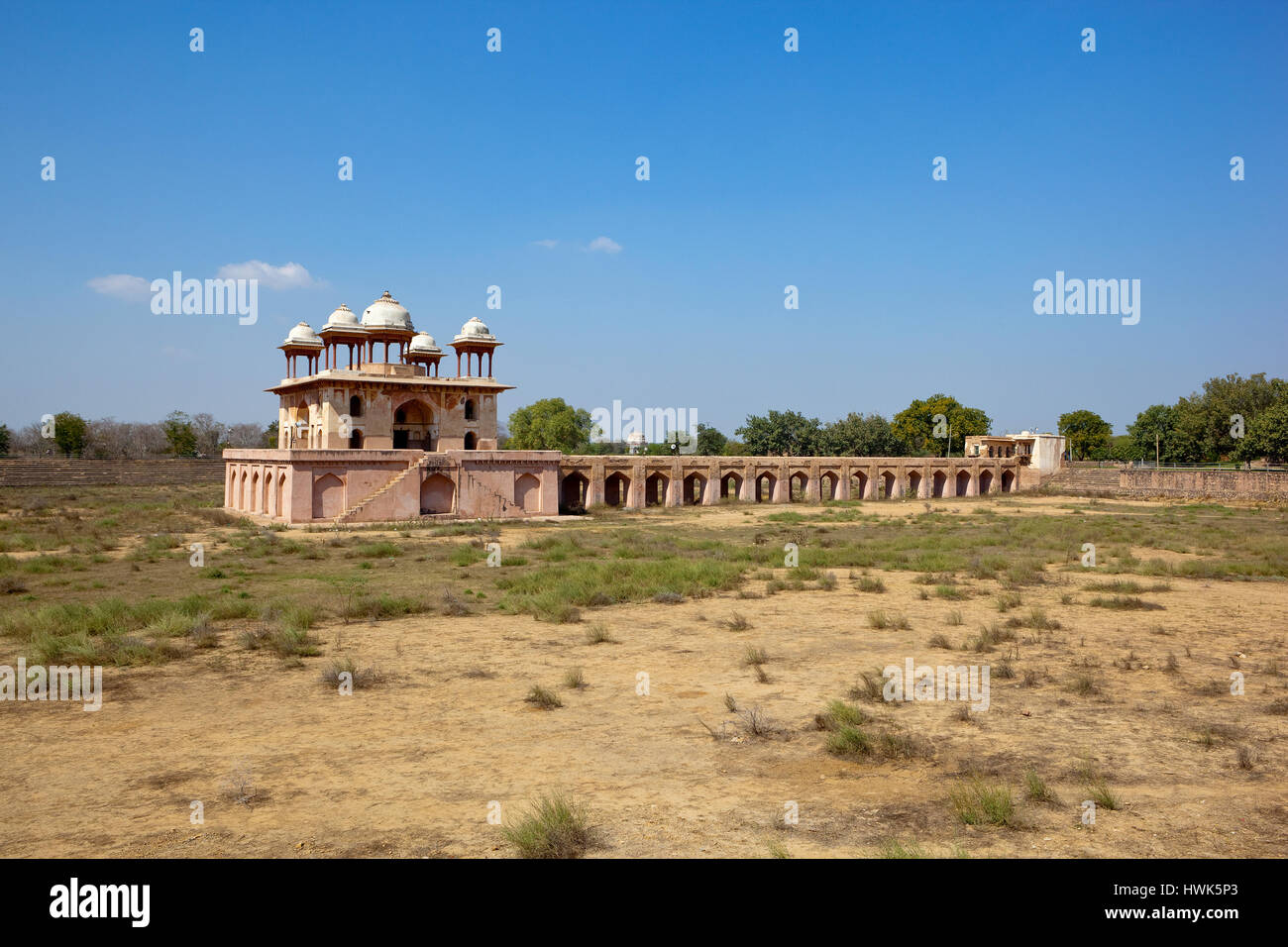 die historische Stätte von Jal Mahal in Narnaul, Rajasthan im Norden Indiens unter blauem Himmel Stockfoto