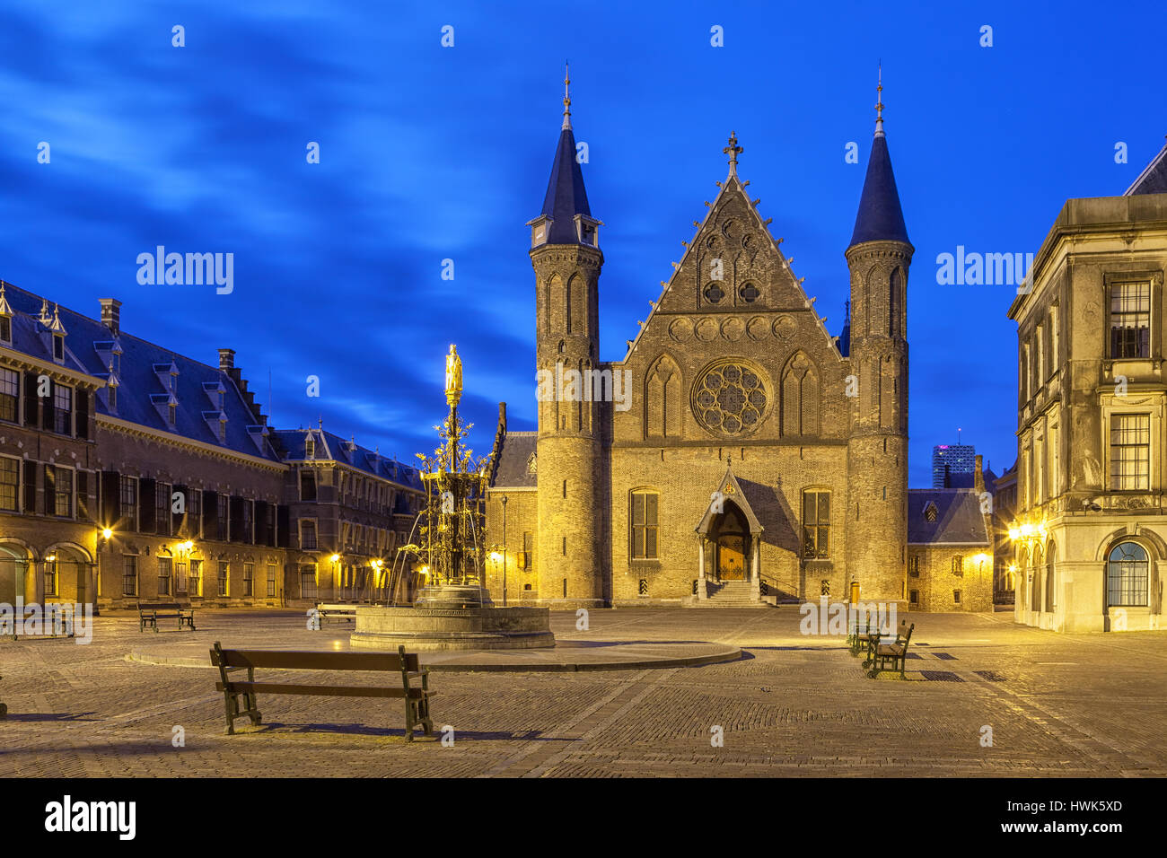 Beleuchteten gotischen Fassade des Ridderzaal im Binnenhof, Haag, Niederlande Stockfoto