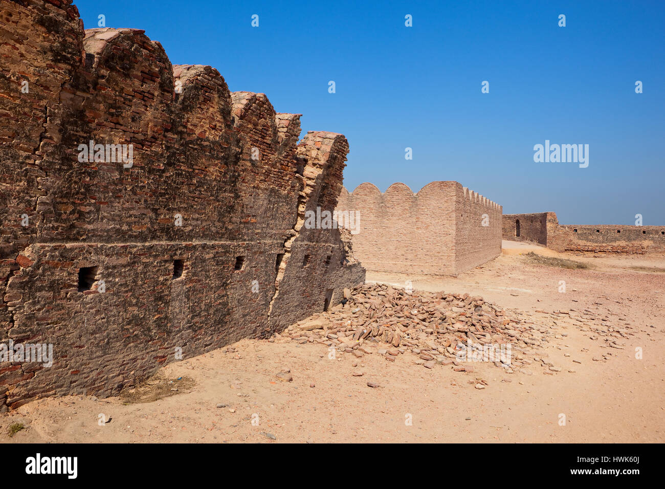 Restaurierungsarbeiten am Bhather Fort Hanumangarh Rajasthan Indien unter blauem Himmel mit gebrochenen Wänden Stockfoto