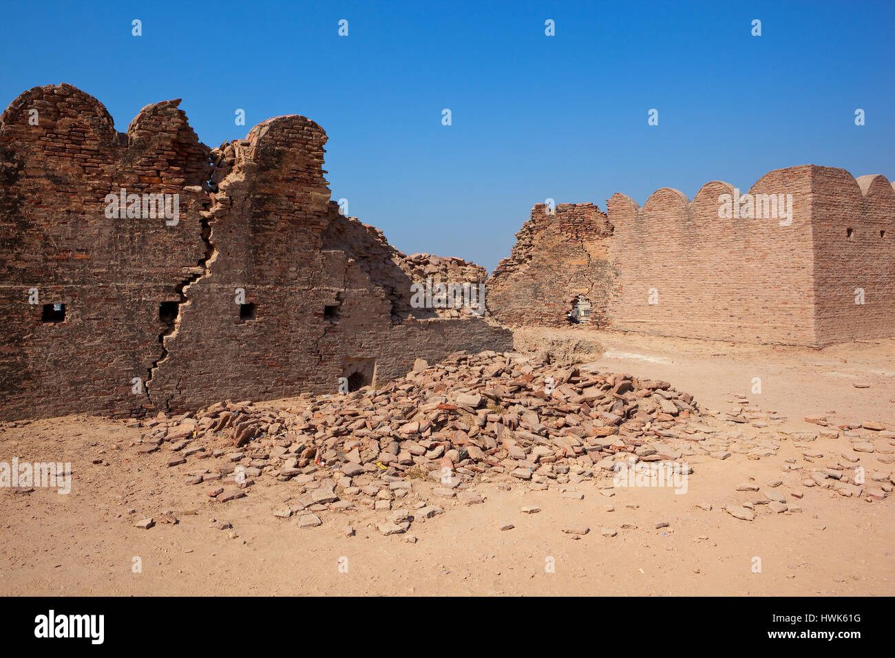 Restaurierungsarbeiten am Bhather Fort Hanumangarh Rajasthan Indien unter blauem Himmel Stockfoto