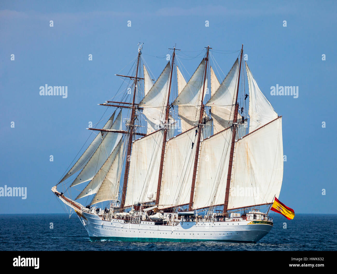 CADIZ, Spanien - APR 01: Spanische Marine-Schulschiff, Juan Sebastian de Elcano Einstellung Segeln auf der 83. Kreuzfahrt des Unterrichts mit 69 Midshipmen auf April Stockfoto