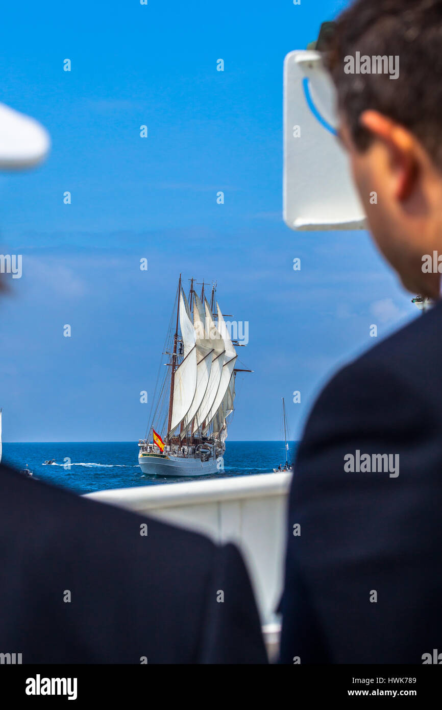 CADIZ, Spanien - APR 01: Offiziere sehen die spanische Marine-Schulschiff, Kreuzfahrt Juan Sebastian de Elcano Segel auf der 83. des Unterrichts mit 69 Stockfoto