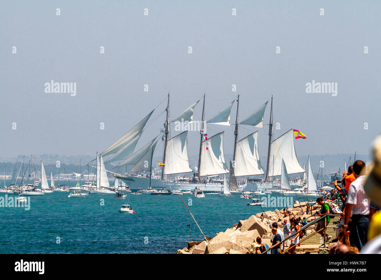 CADIZ, Spanien - 29 JUL: Spanische Marine Schiff, Rennen Juan Sebastian de Elcano setzen Segel auf dem Großsegler 2012 am 29. Juli 2012, in Cadiz, Spanien Stockfoto