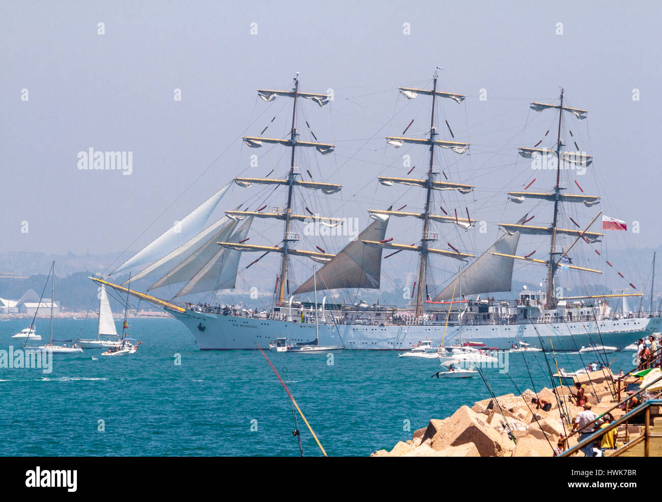 CADIZ, Spanien - 29 JUL: Polnische Marine Schiff, Rennen Dar Mlodziezy setzen Segel auf dem Großsegler 2012 am 29. Juli 2012, in Cadiz, Spanien Stockfoto