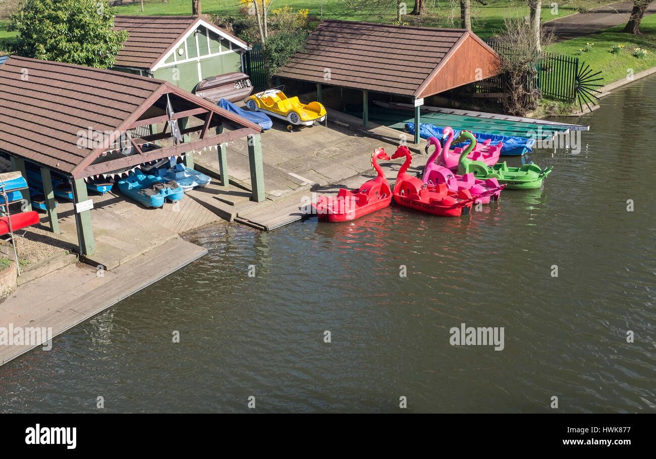 Boote mieten am Fluss Avon in Warwick Stockfoto