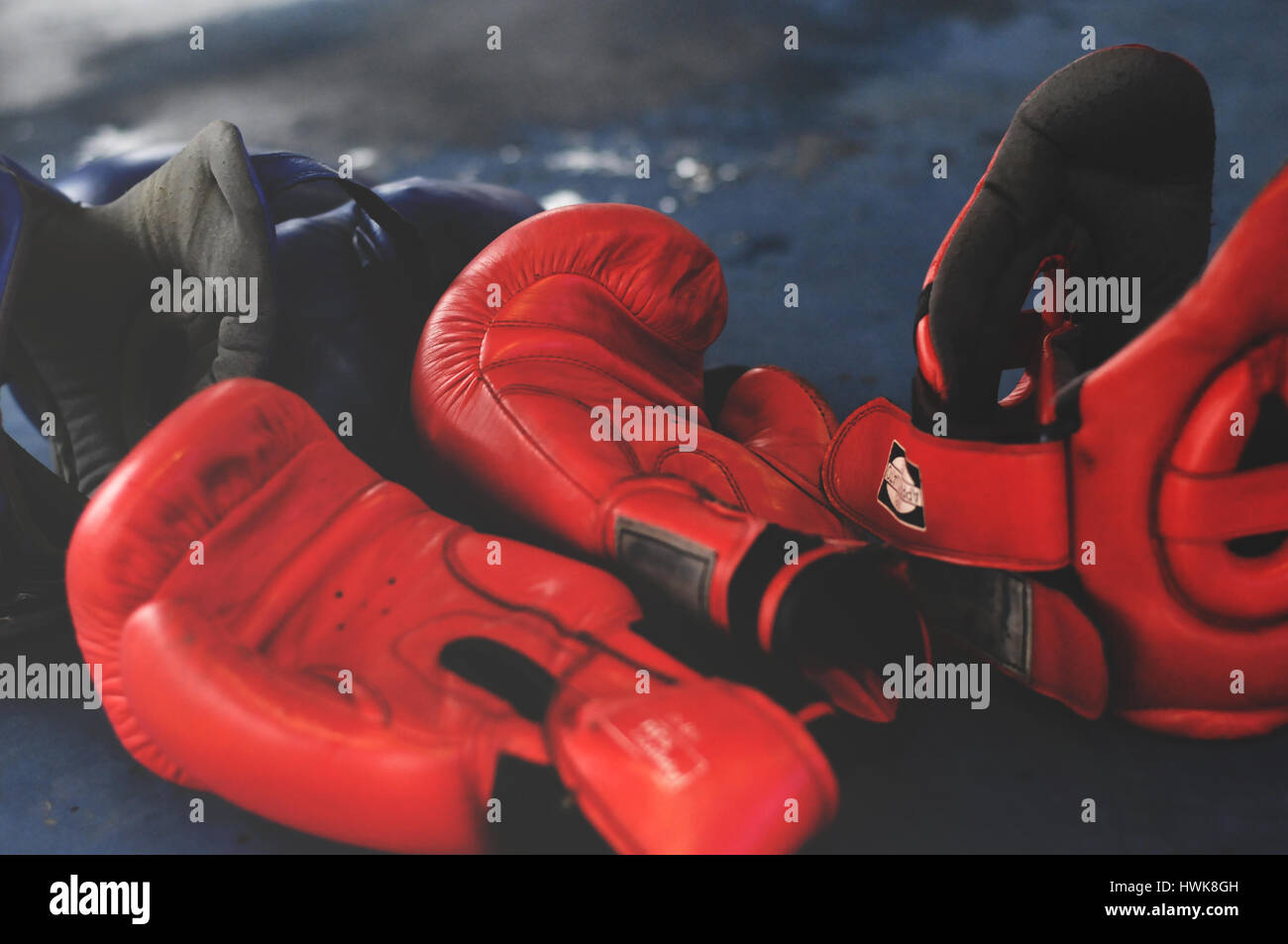 Rote Boxhandschuhe und Kopfbedeckungen im Boxring. Stockfoto