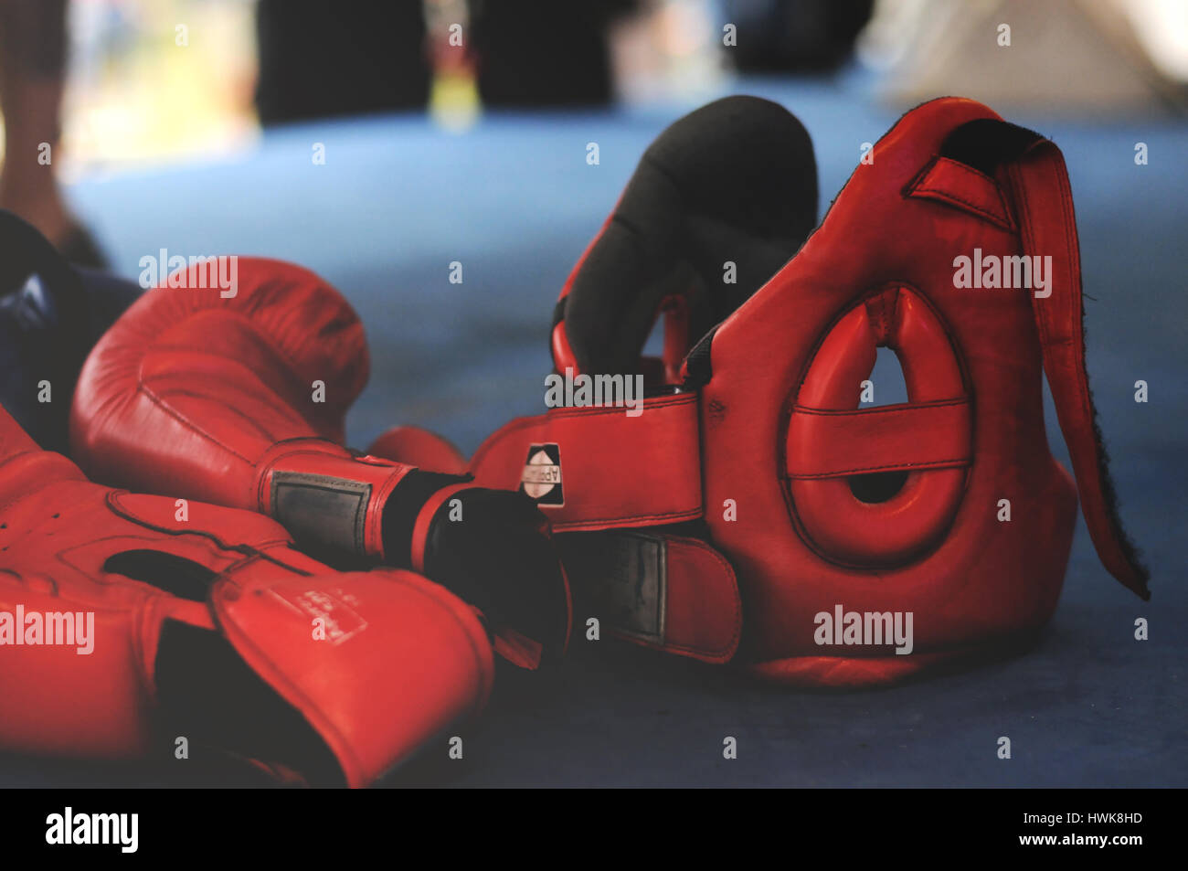 Rote Boxhandschuhe und Kopfbedeckungen im Boxring. Stockfoto
