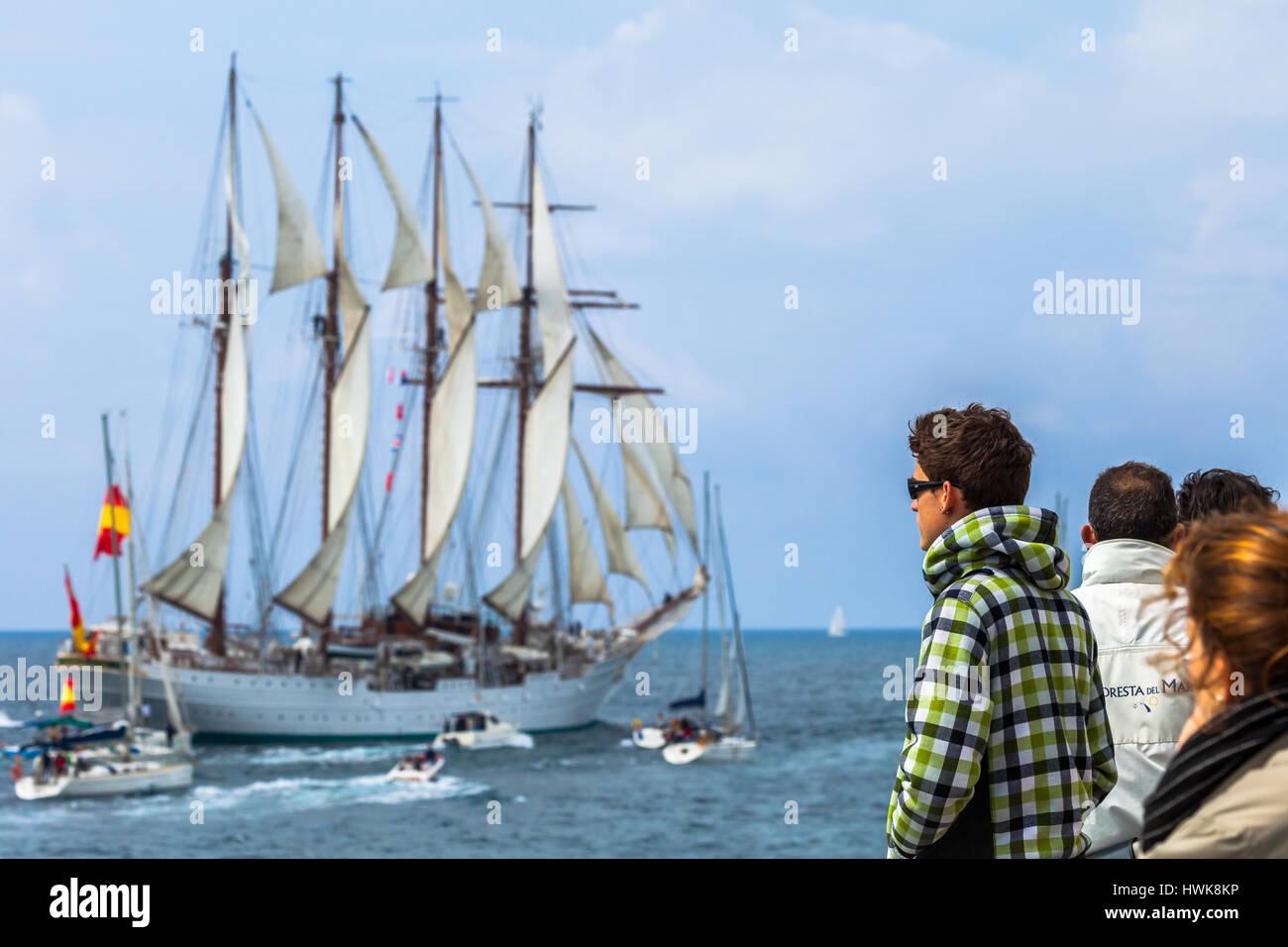 CADIZ, Spanien - APR 01: Leute sehen spanische Marine-Schulschiff, Juan Sebastian de Elcano Einstellung Segeln auf der 83. Kreuzfahrt des Unterrichts mit 69 midsh Stockfoto