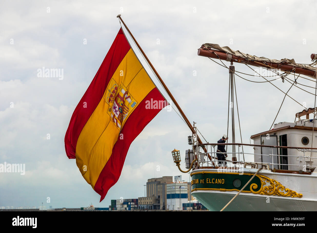 CADIZ, Spanien - APR 01: Spanische Flagge am Heck von der spanischen Marine-Schulschiff, Juan Sebastian de Elcano Einstellung Segeln auf der 83. Kreuzfahrt instructio Stockfoto