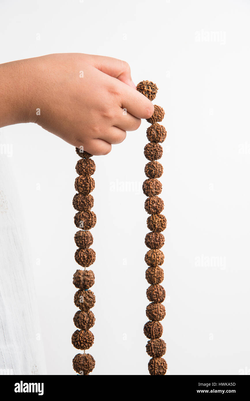 Nahaufnahme Bild von Hand dabei Meditation mit Rudraksha Mala oder Rosenkranz Perlen, selektiven Fokus Stockfoto