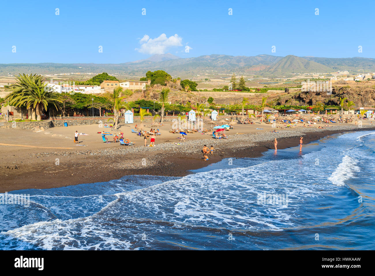 Strand von SAN JUAN, Teneriffa - 15. November 2015: Ozeanwelle und schönen Strand in San Juan Küstenstadt, Teneriffa, Spanien. Stockfoto