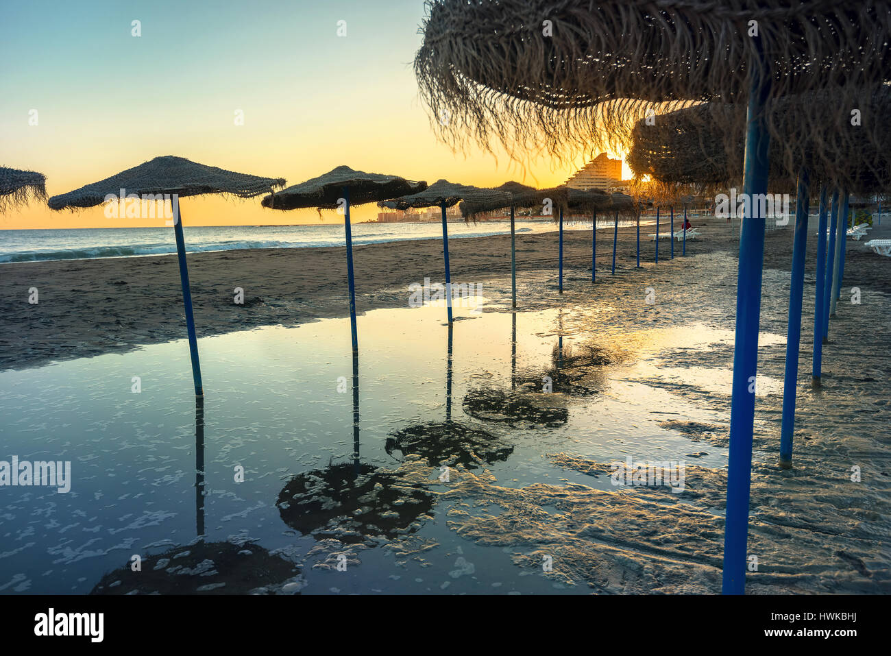 Strand Benalmadenas Küste nach Sturm bei Sonnenuntergang. Costa Del Sol, Andalusien, Spanien Stockfoto