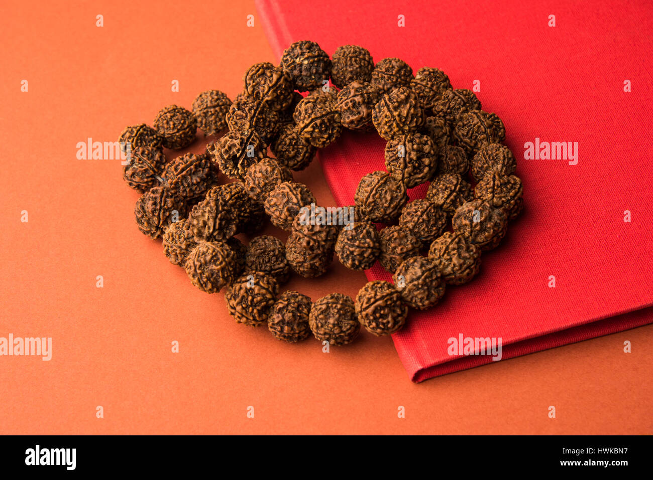 Nahaufnahme Bild von Hand dabei Meditation mit Rudraksha Mala oder Rosenkranz Perlen, selektiven Fokus Stockfoto