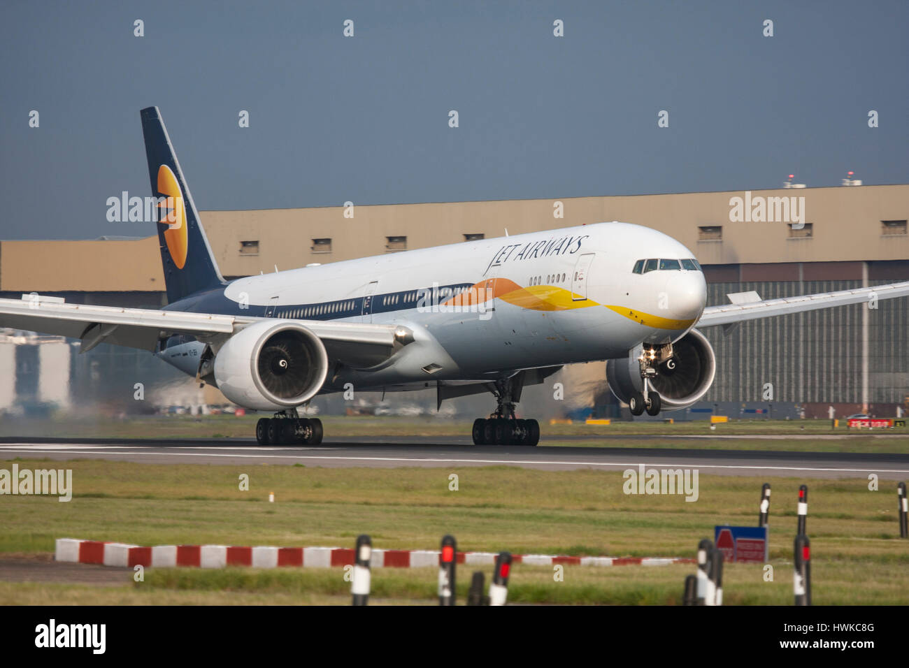 Jet Airways Boeing777 aufsetzen am London Heathrow Airport, Großbritannien Stockfoto