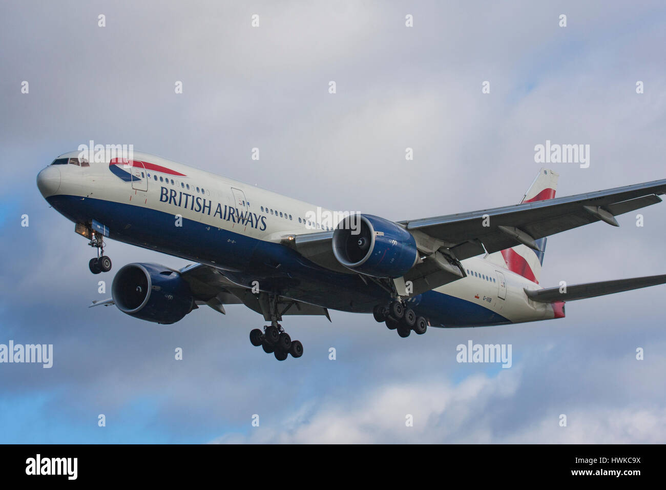 British Airways Boeing 777-236/ER landet auf dem Flughafen London Heathrow, Vereinigtes Königreich Stockfoto