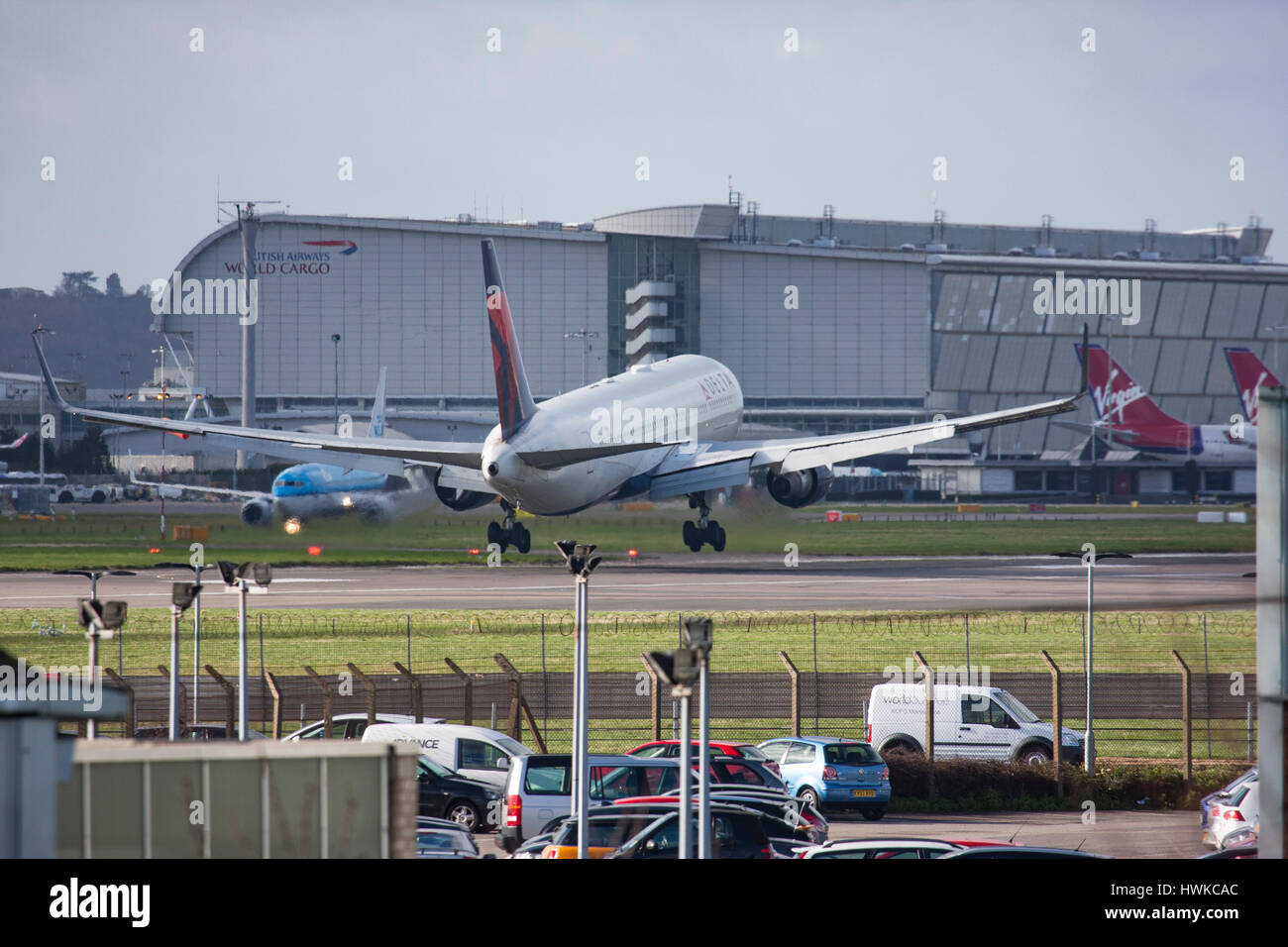 Delta Air Lines Boeing 767-332/ER landet auf dem Flughafen London Heathrow, Vereinigtes Königreich Stockfoto