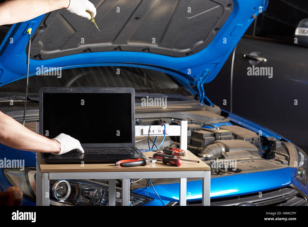 Kfz-Mechaniker zeigen Fehler nach Fahrzeug Diagnose. Man arbeitet an Wartung von Pkw Stockfoto