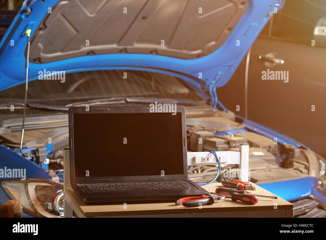 Moderne Autocomputer Diagnose in Garage. Fahrzeugservice-Prüfung Stockfoto