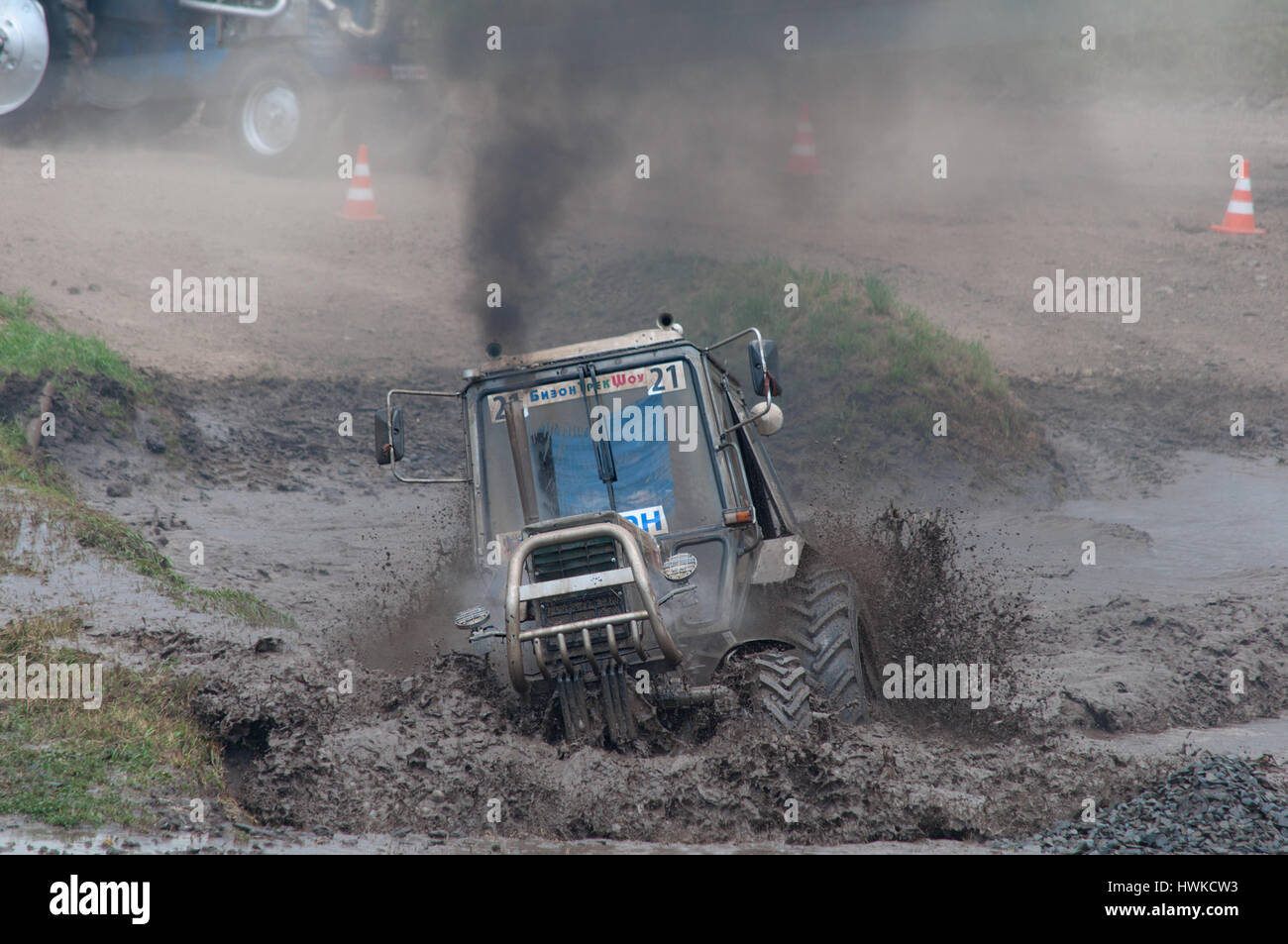 Rennen der Traktoren in den Schlamm, Rostow am Don, Russland, 5. Juli 2016, Beezotrek-show Stockfoto