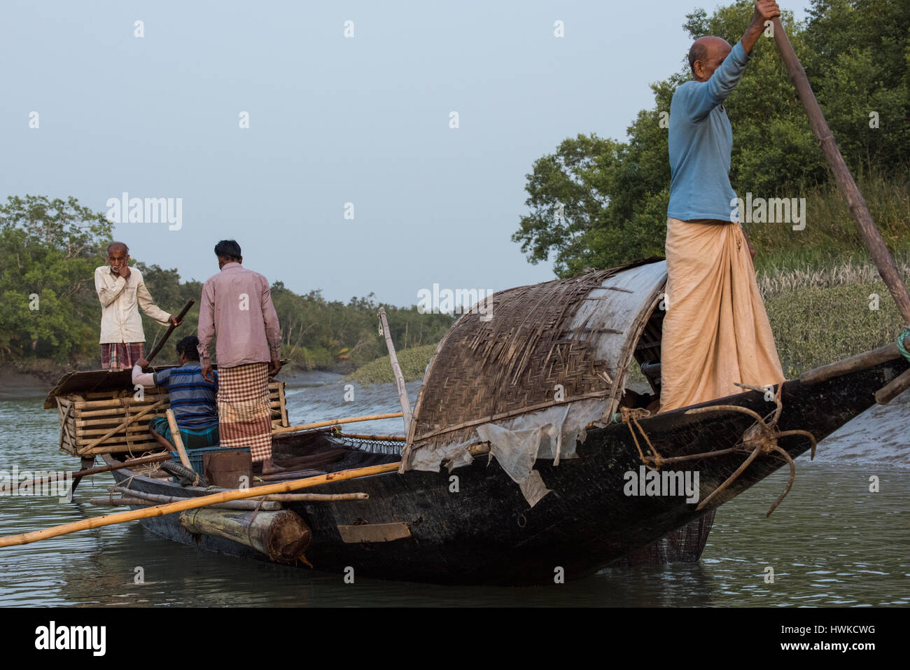 Bangladesch, Sundarbans Nationalpark. Traditionelle Fischerei mit Otter ausgebildet Otter. Diese Methode reicht bis 6. Jahrhundert n. Chr. zurück. Käfig auf der Rückseite der Stockfoto