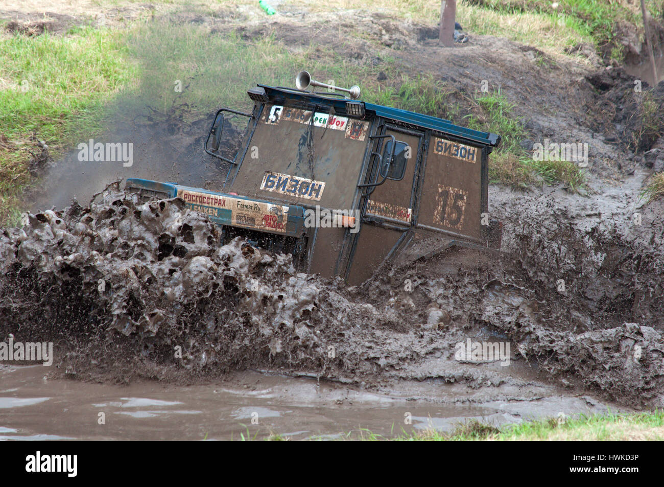 Rallye auf alten Traktoren auf der Bison-Track auf einem verlassenen militärischen Übungsgelände gebrochen. Stockfoto