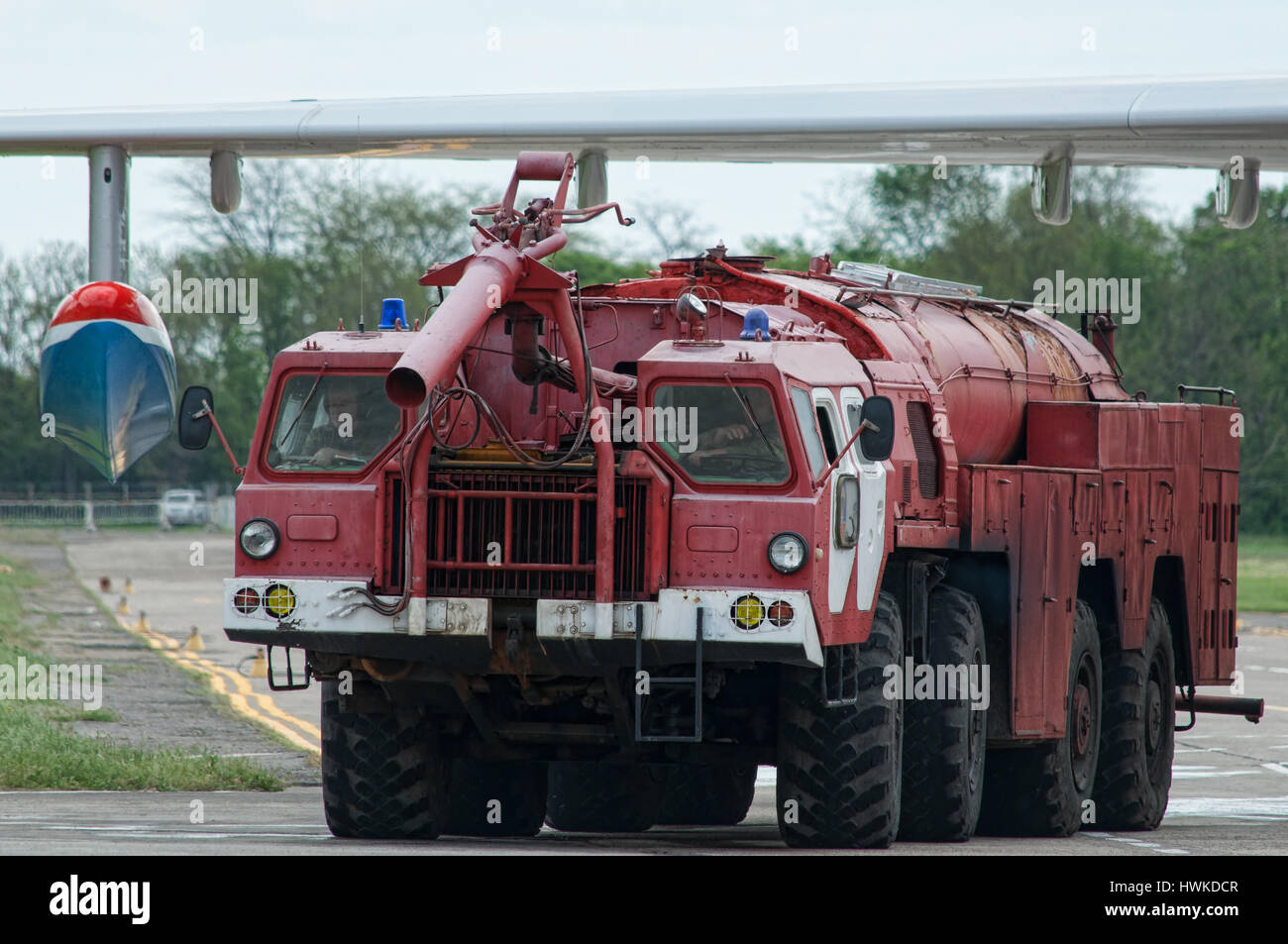 Flugplatz Löschfahrzeug, Taganrog, Russland, 16. Mai 2015. Flugzeugwerk, läuft diese Maschine auf dem Boden mit Wasser Wasserflugzeuge Stockfoto