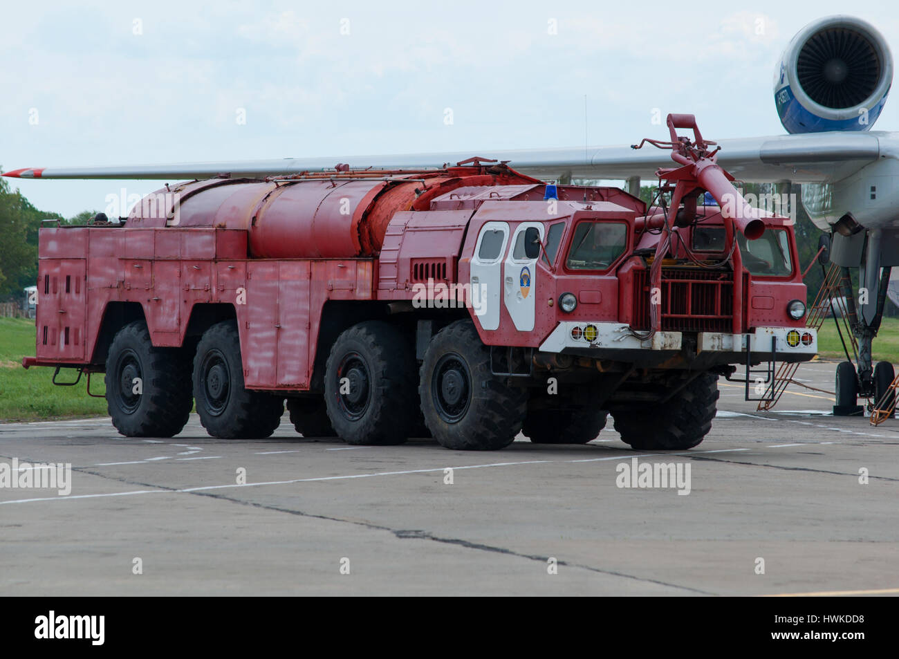 Flugplatz Löschfahrzeug, Taganrog, Russland, 16. Mai 2015. Flugzeugwerk, läuft diese Maschine auf dem Boden mit Wasser Wasserflugzeuge Stockfoto