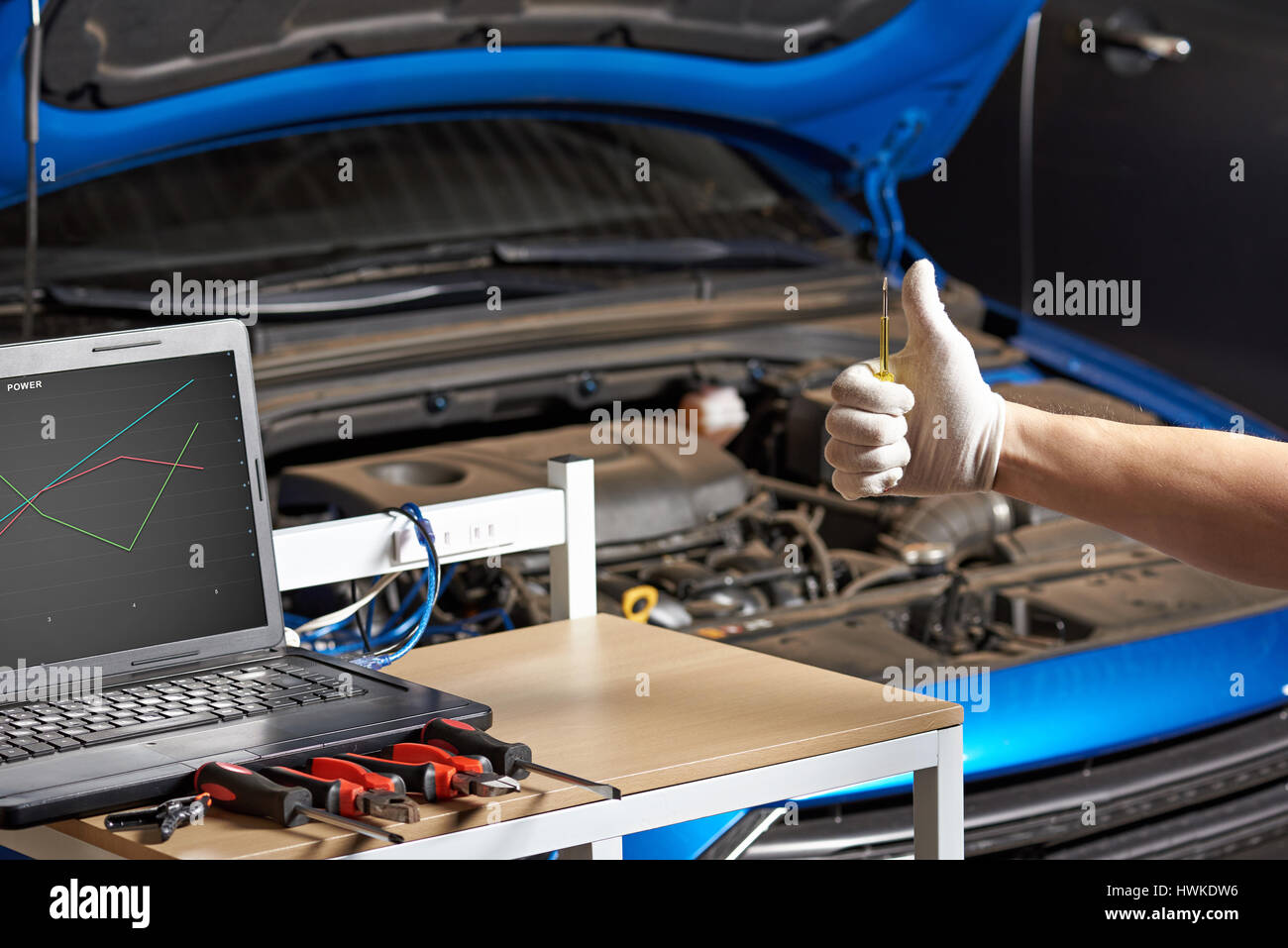 Mechanische Hand zeigen Thumbup Closeup, gute elektronische moderne Autos. Fahrzeugservice elektronische Diagnose Stockfoto