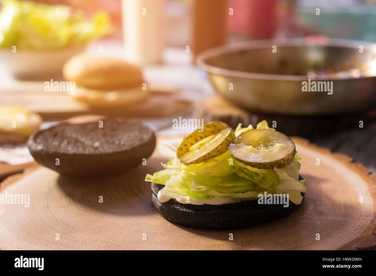 Schwarzen Burger-Brötchen mit Salat. Stockfoto