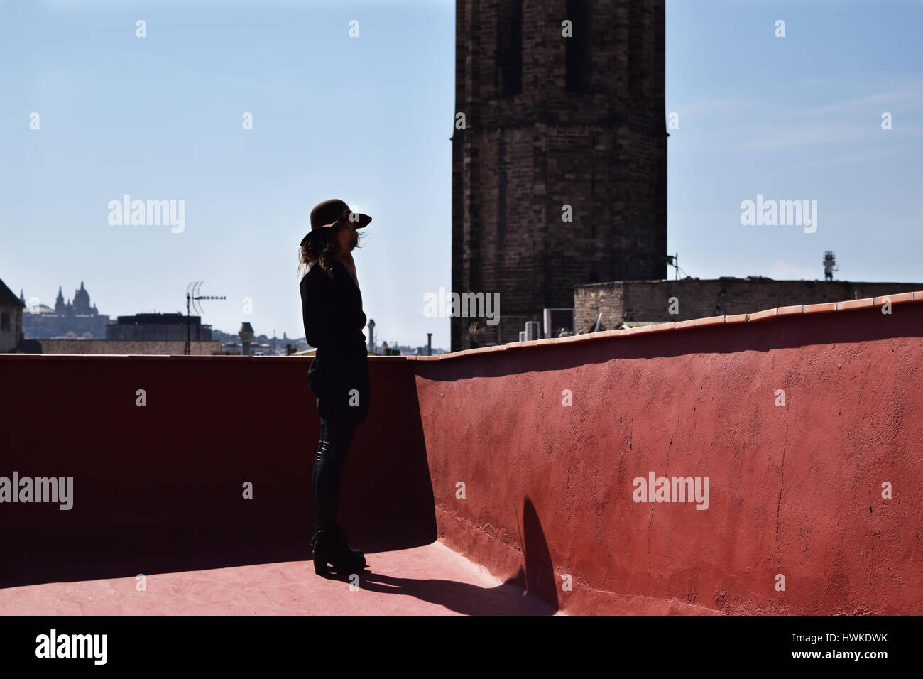 Portrait der schönen Frau mit Hut im Profil auf Terrasse in Barcelona, Spanien Stockfoto