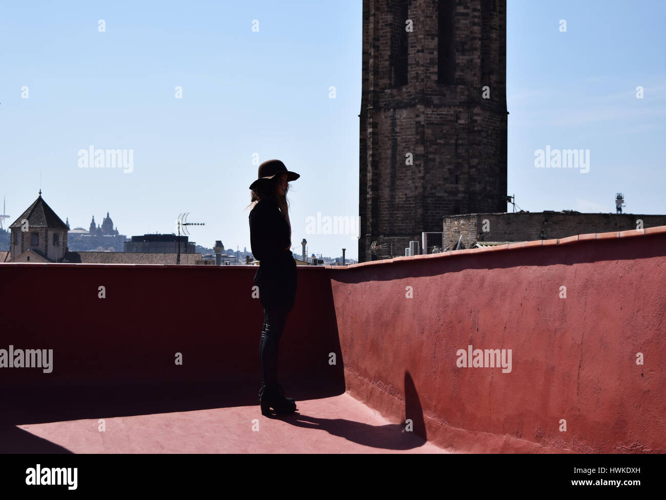 Portrait der schönen Frau mit Hut im Profil auf Terrasse in Barcelona, Spanien Stockfoto