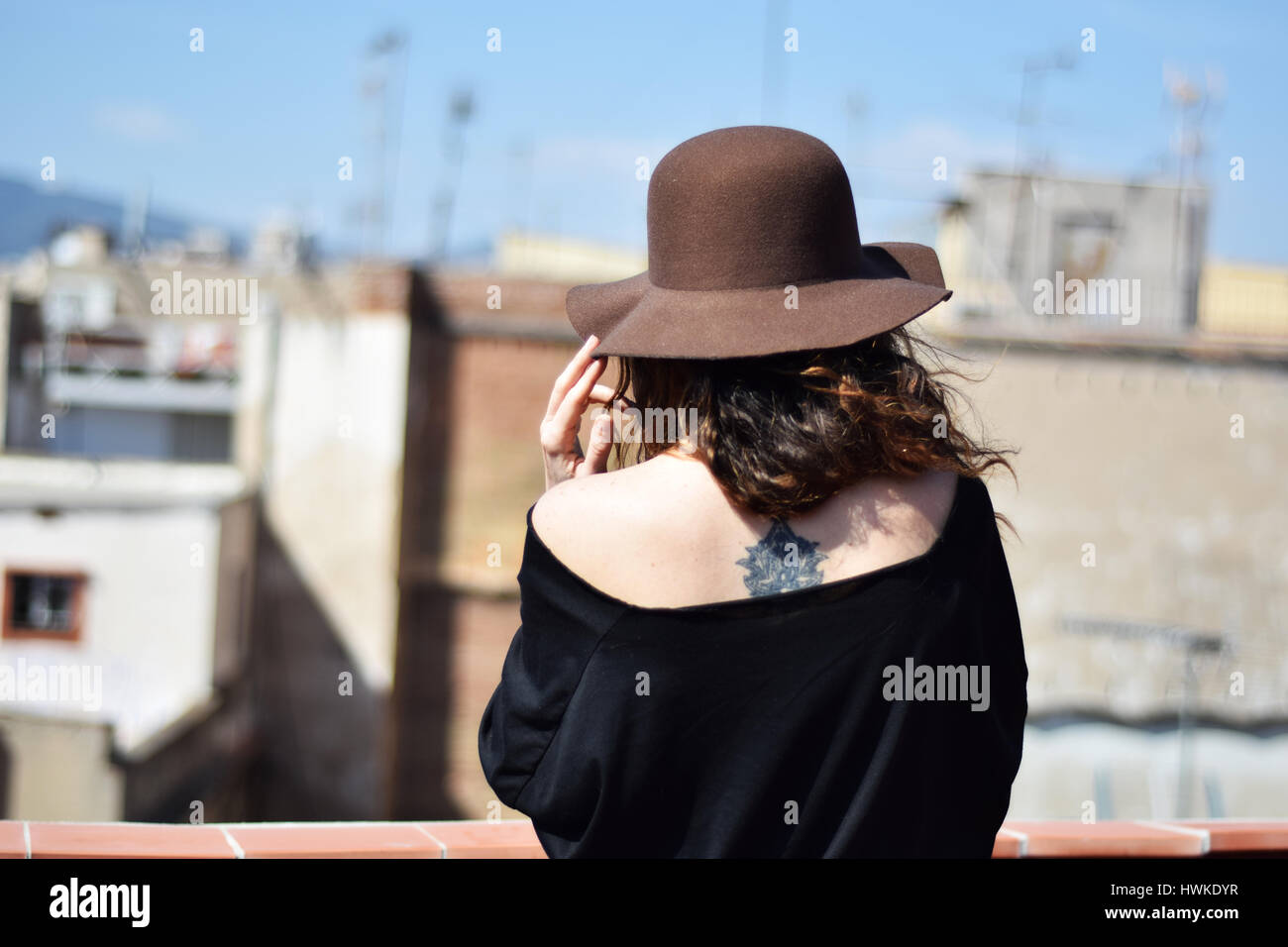 Einsame junge Frau in braunen Hut aus der zurück denken auf Terraсe, Barcelona, gotische Viertel Stockfoto