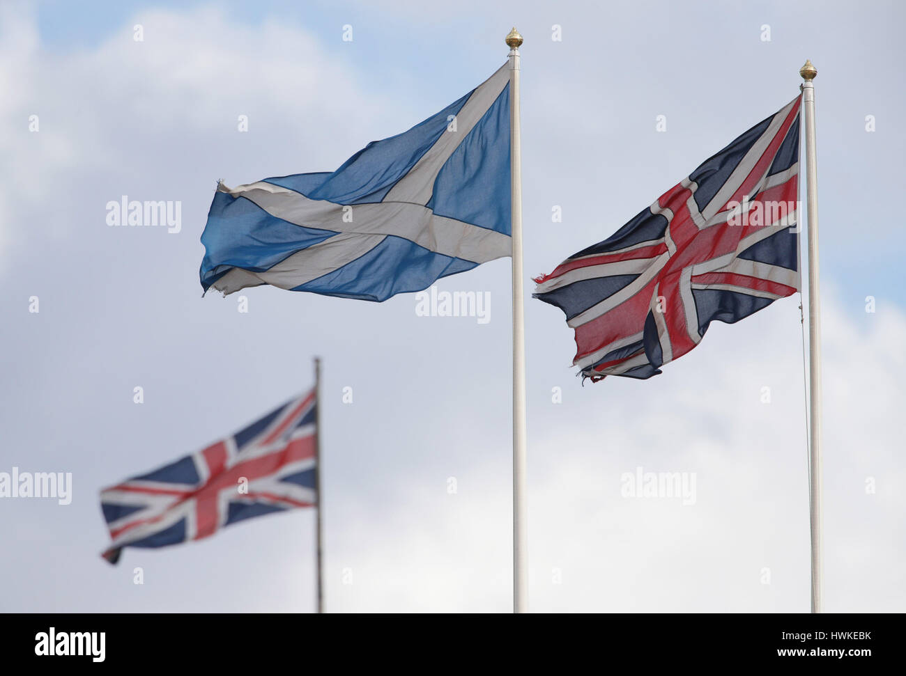 Eine Flagge von Saltyre wird von Unionsflaggen flankiert, die über Whitehall in Westminster, London, fliegen, da die erste Ministerin Nicola Sturgeon darauf bestanden hat, Holyrood daran zu hindern, ein zweites Unabhängigkeitsreferendum abzuhalten, wäre demokratisch unhaltbar, wenn dies von einer Mehrheit der MSPs unterstützt würde. Stockfoto