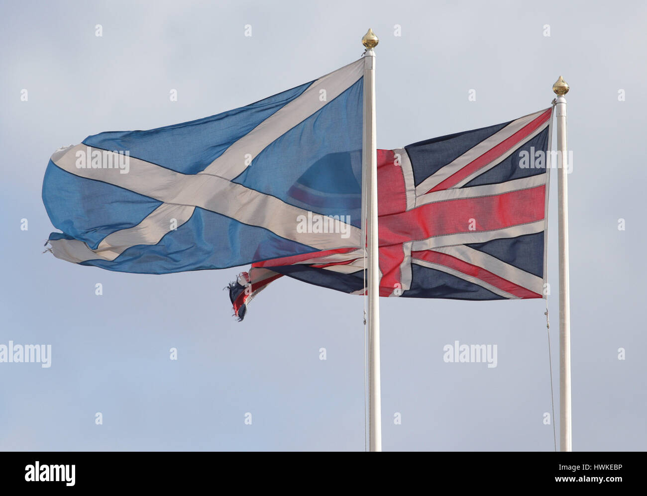 Eine Saltire-Fahne und ein Anschluß-Markierungsfahne fliegen über Whitehall in Westminster, London, als ersten Minister Nicola Sturgeon bestanden hat verhindert, dass Holyrood eine zweite Unabhängigkeit Volksabstimmung wäre "demokratisch unvertretbar" Wenn dies mit einer Mehrheit von MSPs gesichert ist. Stockfoto