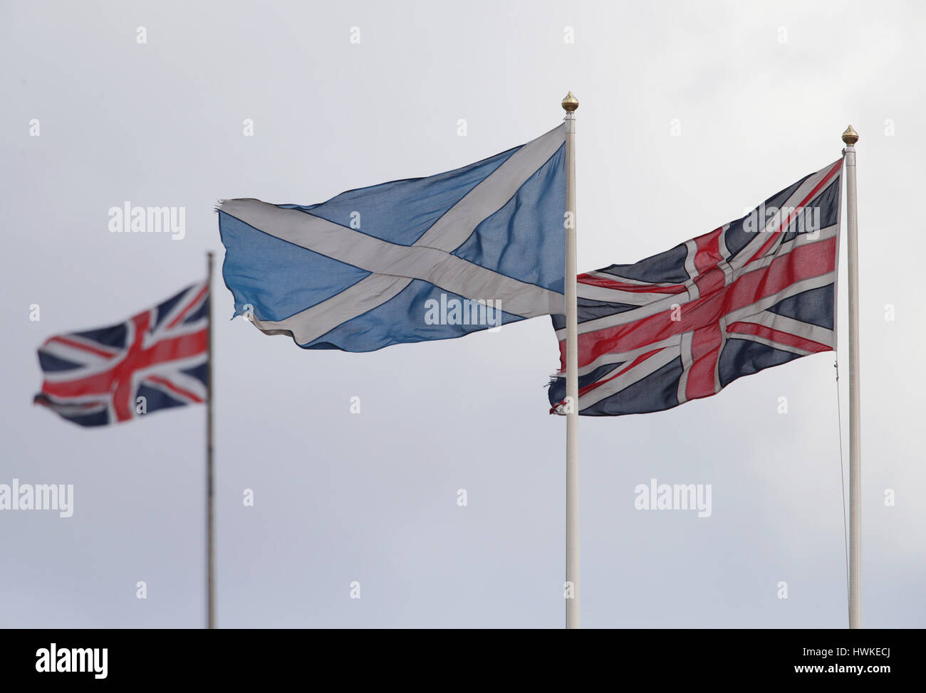 Ein Saltire-Flag ist flankiert von Union Flaggen über Whitehall in Westminster, London zu fliegen, als ersten Minister Nicola Sturgeon bestanden hat verhindert, dass Holyrood eine zweite Unabhängigkeit Volksabstimmung wäre "demokratisch unvertretbar" Wenn dies mit einer Mehrheit von MSPs gesichert ist. Stockfoto