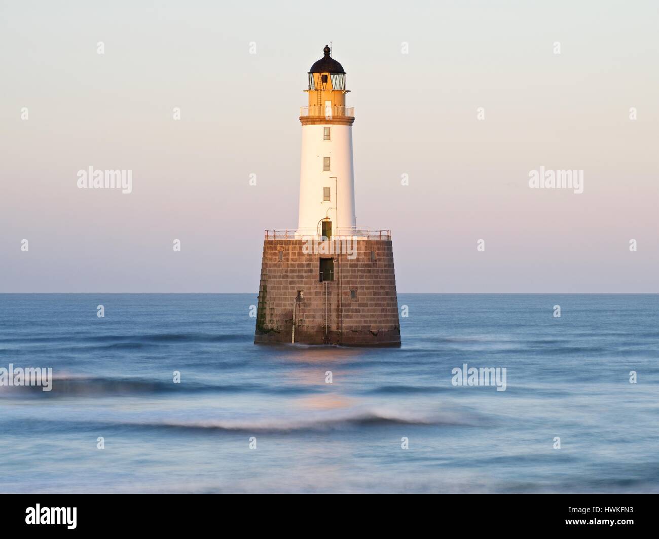 Rattray Head Lighthouse befindet sich in das Meer direkt an der Ostküste bei St. Fergus Stockfoto