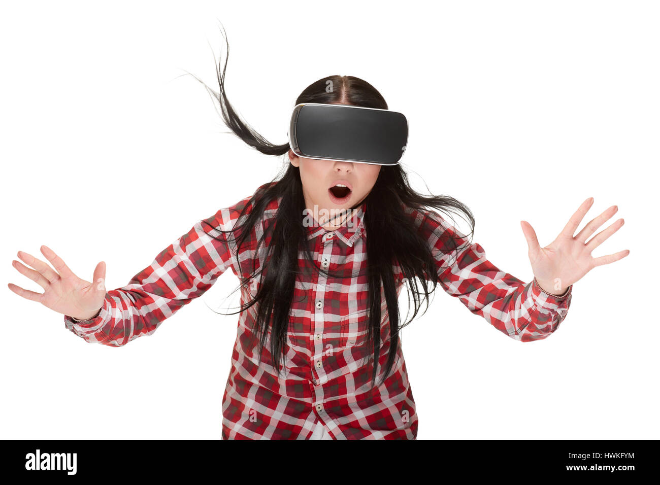 Schockiert Frau in VR spielen und Reisen im Cyberspace. Stockfoto