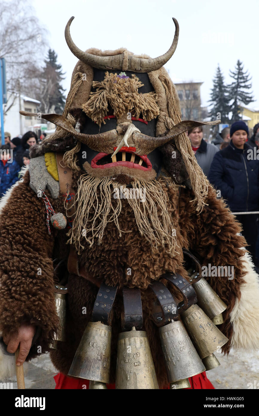 21. Januar 2017: Unbekannter Mann mit traditionellen Kukeri Kostüm sind zu  sehen auf dem Festival der Maskerade Spiele Surova in Bresnik, Bulgarien  Stockfotografie - Alamy