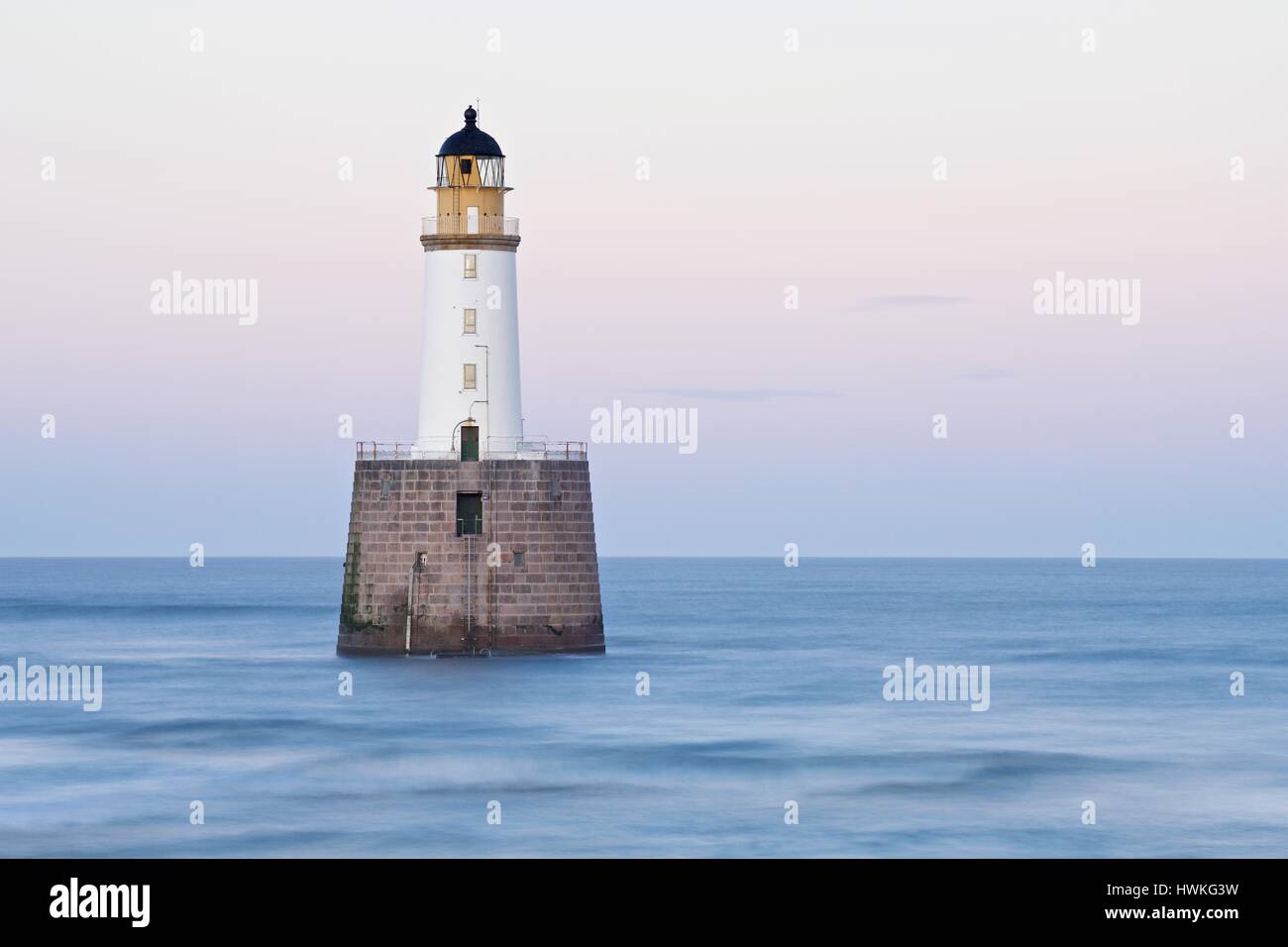 Rattray Head Lighthouse befindet sich in das Meer direkt an der Ostküste bei St. Fergus Stockfoto