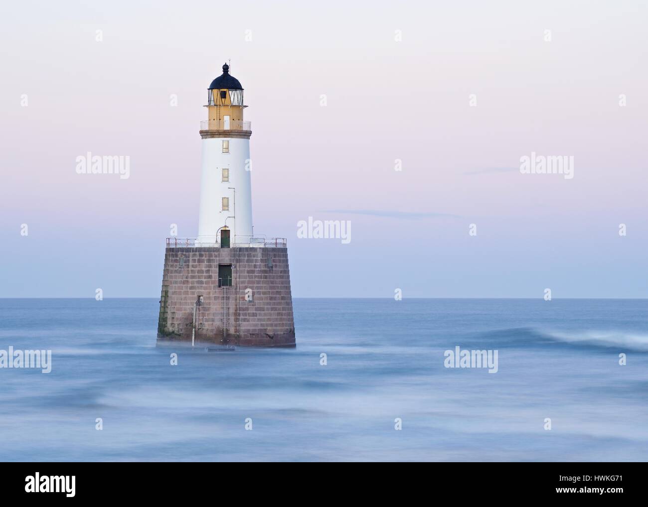 Rattray Head Lighthouse befindet sich in das Meer direkt an der Ostküste bei St. Fergus Stockfoto