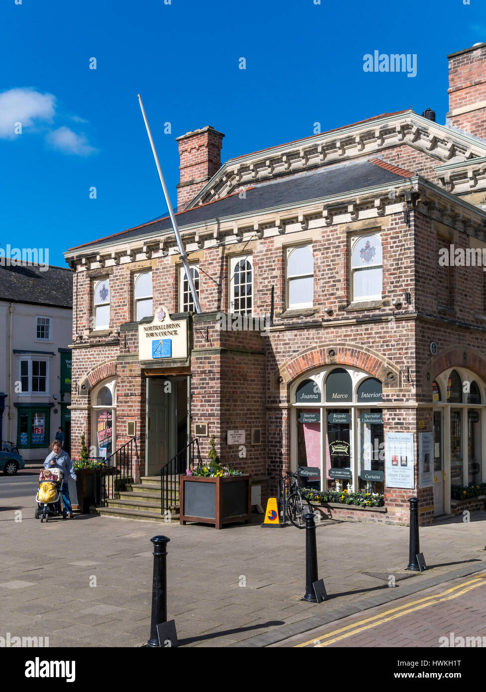 Stadtrat Büros High Street Northallerton North Yorkshire an einem sonnigen Frühlingstag mit Blumen geschmückt. Stockfoto