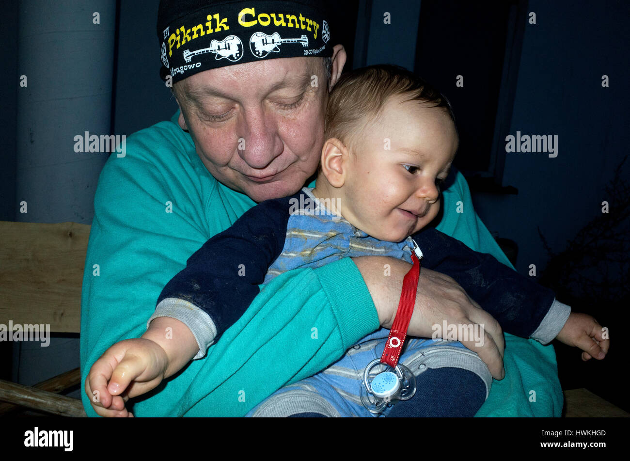 Liebevolle polnische Großvater mit seinem Enkel Alter 58 und 7 Monate. Zawady Zentralpolen Europa Stockfoto
