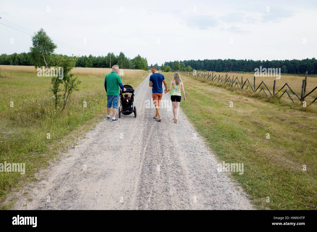 Polnische paar 19 und 18 Fuß mit Nachbar, der Vater Alter von 41 Jahren schieben Kinderwagen mit Baby 7 Monate ist. Zawady Zentralpolen Europa Stockfoto