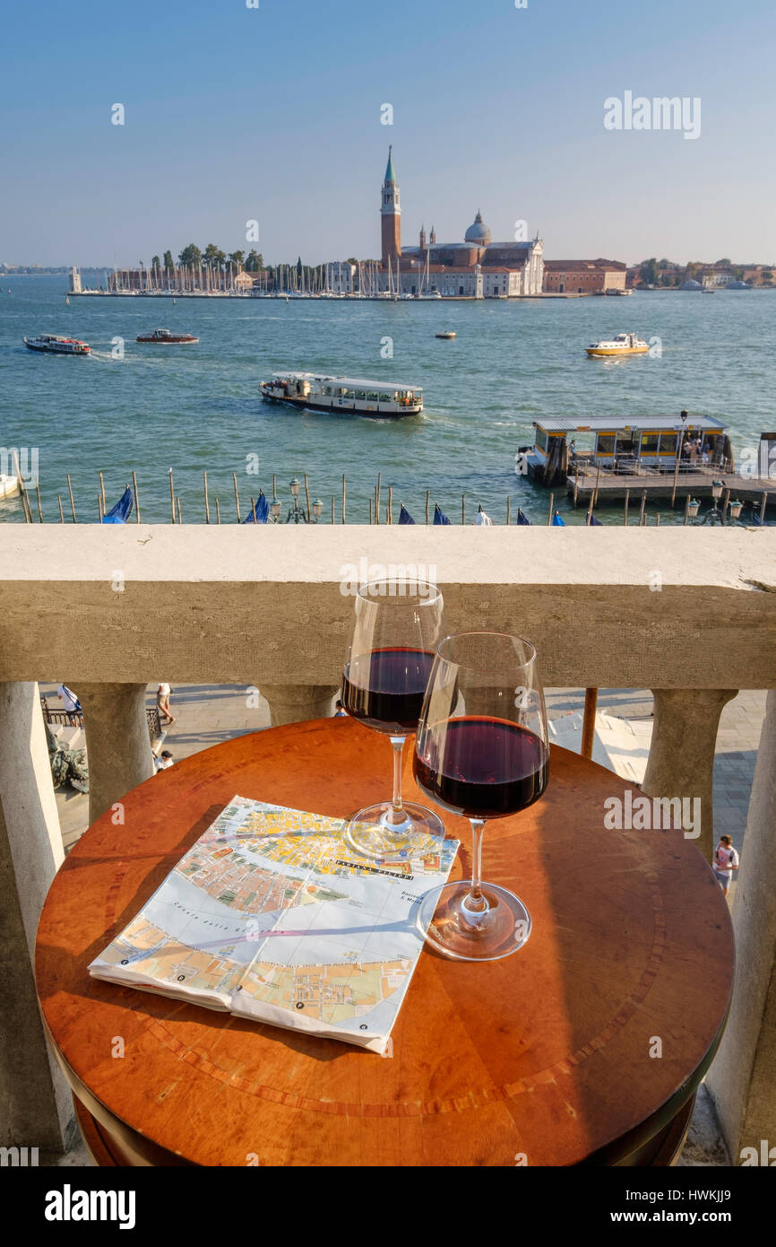 Blick Richtung San Giorgio Maggiore vom Balkon mit Wein Venedig Italien Stockfoto