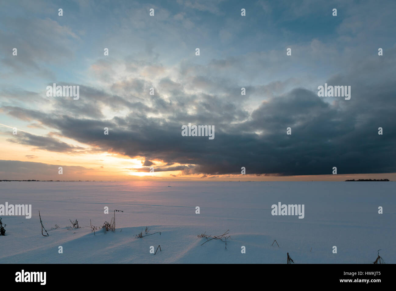 Sonnenuntergang in Russland in der Wintersaison. Stockfoto